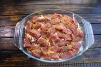 Фото приготовления рецепта: Капуста, запечённая со свининой в томатном соке - шаг №7