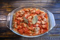 Фото приготовления рецепта: Капуста, запечённая со свининой в томатном соке - шаг №9