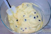 Фото приготовления рецепта: Кексы с голубикой и ореховой штрейзельной крошкой - шаг №6
