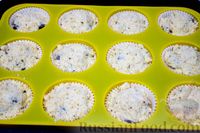 Фото приготовления рецепта: Кексы с голубикой и ореховой штрейзельной крошкой - шаг №8