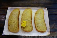 Фото приготовления рецепта: Горячие бутерброды с сыром, сосисками и яйцами - шаг №7