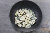 Фото приготовления рецепта: Борщ с грибами и черносливом - шаг №5