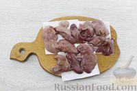 Фото приготовления рецепта: Куриная печень, тушенная в овощном соусе - шаг №2