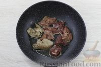 Фото приготовления рецепта: Куриная печень, тушенная в овощном соусе - шаг №3