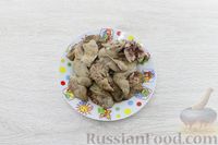Фото приготовления рецепта: Куриная печень, тушенная в овощном соусе - шаг №4