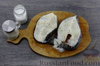 Фото приготовления рецепта: Рыба, запечённая под луково-сметанным соусом и сыром - шаг №2
