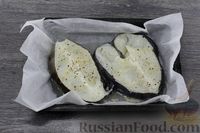 Фото приготовления рецепта: Рыба, запечённая под луково-сметанным соусом и сыром - шаг №3