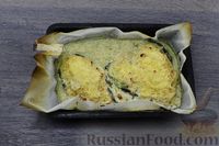Фото приготовления рецепта: Рыба, запечённая под луково-сметанным соусом и сыром - шаг №9