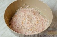 Фото приготовления рецепта: "Гнёзда" из куриного фарша с грибами, яйцами и плавленым сыром (в духовке) - шаг №5
