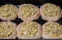 Фото приготовления рецепта: "Гнёзда" из куриного фарша с грибами, яйцами и плавленым сыром (в духовке) - шаг №15