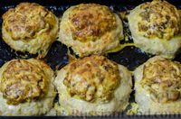 Фото приготовления рецепта: "Гнёзда" из куриного фарша с грибами, яйцами и плавленым сыром (в духовке) - шаг №18