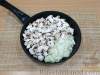 Фото приготовления рецепта: Салат с шампиньонами, сыром, кукурузой и сухариками - шаг №4