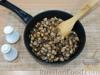 Фото приготовления рецепта: Салат с шампиньонами, сыром, кукурузой и сухариками - шаг №5