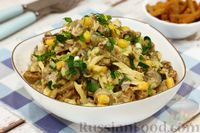 Фото приготовления рецепта: Салат с шампиньонами, сыром, кукурузой и сухариками - шаг №13