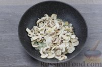 Фото приготовления рецепта: Фасоль с грибами и сосисками - шаг №6