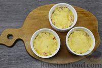 Фото приготовления рецепта: Жюльен из крабовых палочек и яиц - шаг №9
