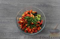 Фото приготовления рецепта: Салат с фасолью, перцем, помидорами, сельдереем и маринованными огурцами - шаг №8
