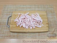 Фото приготовления рецепта: Салат с макаронами, ветчиной, овощами и сыром - шаг №6
