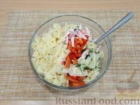 Фото приготовления рецепта: Салат с макаронами, ветчиной, овощами и сыром - шаг №9