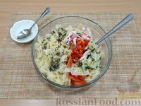 Фото приготовления рецепта: Салат с макаронами, ветчиной, овощами и сыром - шаг №11