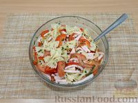 Фото приготовления рецепта: Салат с макаронами, ветчиной, овощами и сыром - шаг №12