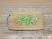 Фото приготовления рецепта: Салат с курицей, сельдереем, сыром и яблоком - шаг №4