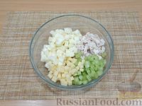 Фото приготовления рецепта: Салат с курицей, сельдереем, сыром и яблоком - шаг №8
