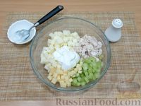 Фото приготовления рецепта: Салат с курицей, сельдереем, сыром и яблоком - шаг №9