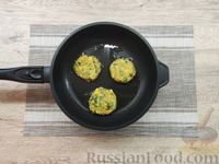 Фото приготовления рецепта: Картофельные котлеты с рисом и зеленью - шаг №17