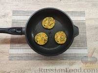 Фото приготовления рецепта: Картофельные котлеты с рисом и зеленью - шаг №18