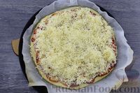 Фото приготовления рецепта: Бездрожжевая пицца с колбасой, на корже из жидкого теста - шаг №13