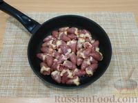Фото приготовления рецепта: Куриные сердечки, тушенные в томатном соусе - шаг №3