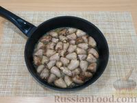 Фото приготовления рецепта: Куриные сердечки, тушенные в томатном соусе - шаг №4