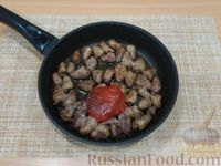 Фото приготовления рецепта: Куриные сердечки, тушенные в томатном соусе - шаг №6
