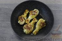 Фото приготовления рецепта: Куриные голени, жаренные в чесночной карамели - шаг №5