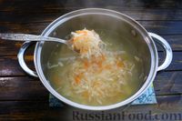 Фото приготовления рецепта: Суп с квашеной капустой, копчёными колбасками и фасолью - шаг №11