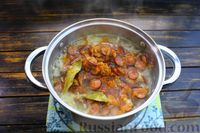 Фото приготовления рецепта: Суп с квашеной капустой, копчёными колбасками и фасолью - шаг №13