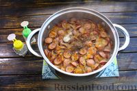 Фото приготовления рецепта: Суп с квашеной капустой, копчёными колбасками и фасолью - шаг №14