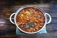 Фото приготовления рецепта: Суп с квашеной капустой, копчёными колбасками и фасолью - шаг №16