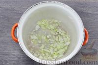 Фото приготовления рецепта: Овощной суп с перловкой и консервированными грибами - шаг №3
