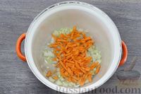 Фото приготовления рецепта: Овощной суп с перловкой и консервированными грибами - шаг №4