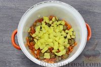 Фото приготовления рецепта: Овощной суп с перловкой и консервированными грибами - шаг №8