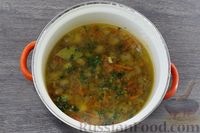 Фото приготовления рецепта: Овощной суп с перловкой и консервированными грибами - шаг №13