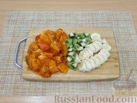 Фото приготовления рецепта: Смузи из хурмы, киви, банана и апельсина - шаг №2