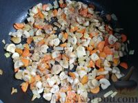 Фото приготовления рецепта: Чечевица с грибами и сливками - шаг №6