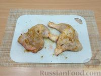 Фото приготовления рецепта: Куриные окорочка, запечённые с чесноком (в фольге) - шаг №3
