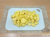 Фото приготовления рецепта: Картошка, тушенная с маринованными огурцами в томатном соусе - шаг №4