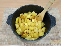 Фото приготовления рецепта: Картошка, тушенная с маринованными огурцами в томатном соусе - шаг №5