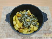 Фото приготовления рецепта: Картошка, тушенная с маринованными огурцами в томатном соусе - шаг №7