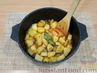 Фото приготовления рецепта: Картошка, тушенная с маринованными огурцами в томатном соусе - шаг №10